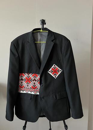 Піджак з вишивкою