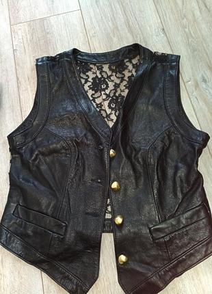 Натуральная кожа leather черный жилет86o оригинал канада, спинка гепюр,карманы. состояние нового, роз 6