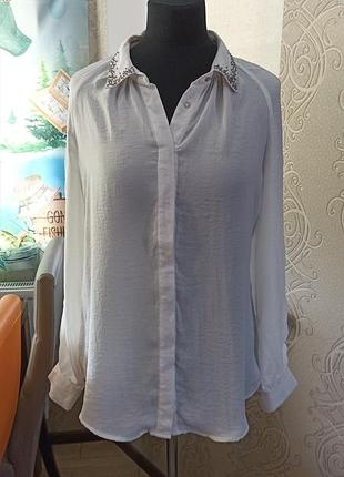 Блузка елегантна.