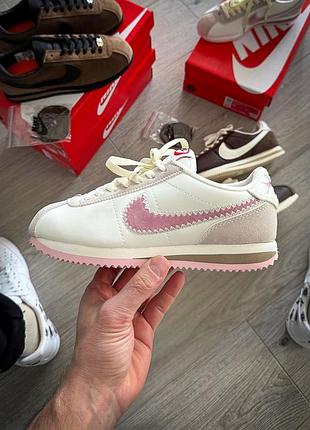 Неймовірні жіночі кросівки nike cortez wmns valentine’s day premium білі з рожевим
