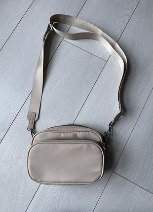 Продам сумочку sinsay бежевую базовую недорого