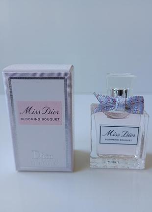 Moschino funny оригінал
туалетна вода (міні) 5ml.
