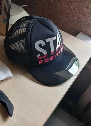 Кепка женская benetton. пластиковый козырёк.