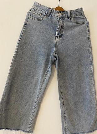 Укороченні широкі джинси з необробленим краєм 44 р