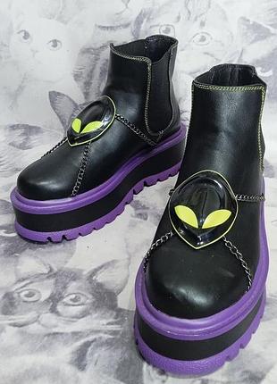 Ботинки коі космит,  инопланетяне