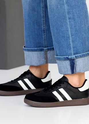 Кросівки жіночі