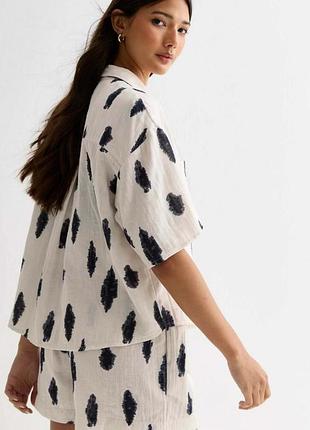 Натуральная рубашка, тенниска в абстрактный принт, муслин, батал, оверсайз new look