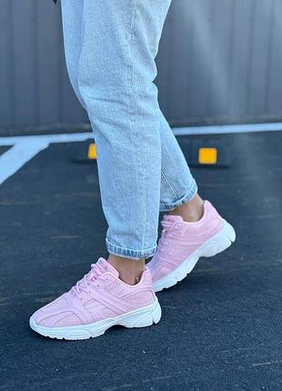 Кросівки жіночі