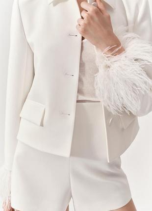 Роскошный пиджак zara с перьями