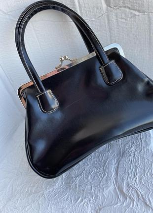 Красивая черная маленькая сумочка на застежке