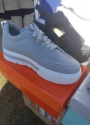 Кроссовки серые