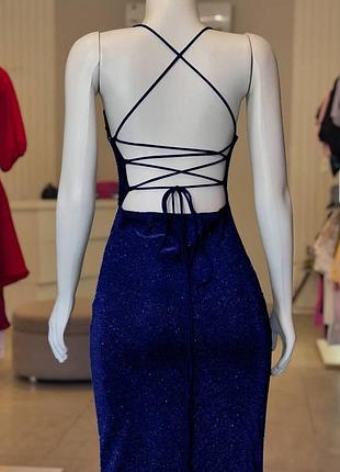 Женское синее сияющее вечернее платье макси на бретелях с шнуровкой на спине