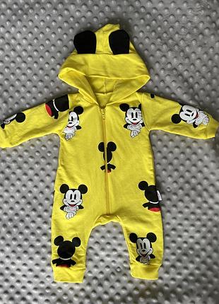 Чоловічок з капюшоном в жовтому кольорі з принтом міккі маус у розмірі 0-3 м