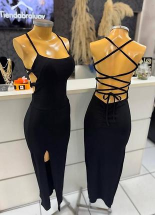 Жіноча чорна коктейльна сукня міді на бретелях з розрізом на ніжці