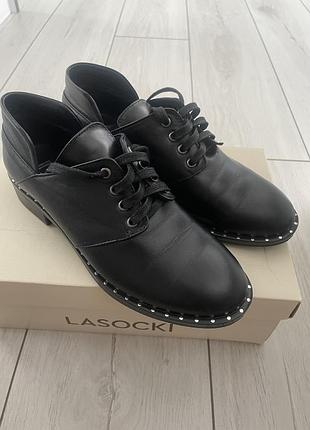 Жіночі шкіряні туфлі