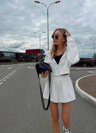 Женский белый костюм двойка зип-худи и шорты свободного кроя 42-46