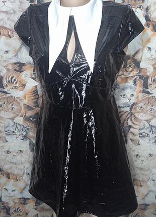 Ведьминское виниловое платье в стиле уэнсдей