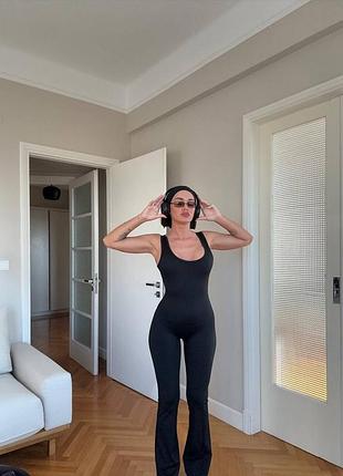 Женский базовый черный комбинезон