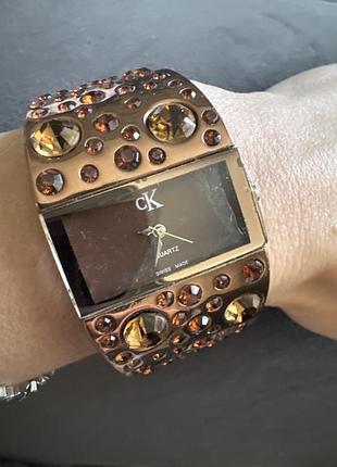 Часы в камнях