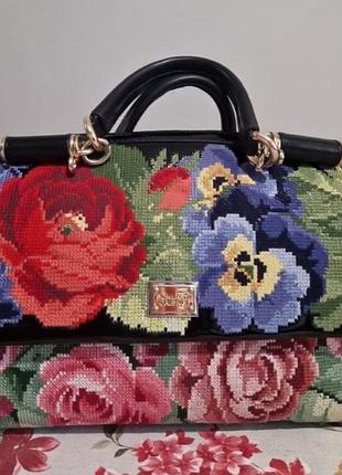 Сумка женская. лакированная с вышивкой