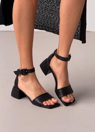 Класичні чорні шкіряні босоніжки на товстому стійкому каблуці
