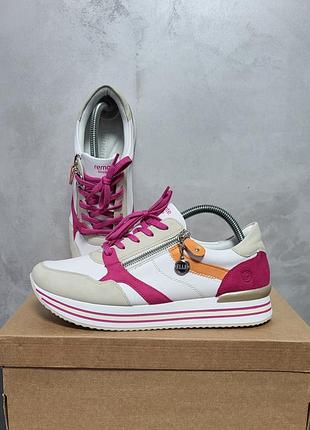 Жіночі кросівки