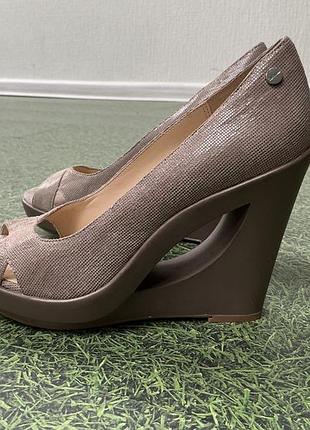 Шкіряні туфлі на оригінальній танкетці calvin klein, оригінал