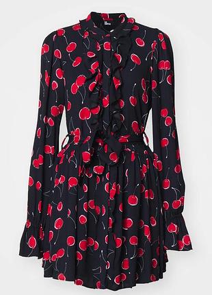 Платье с принтом вишень и рюшами от the kooples