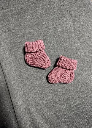 Вязаные носочки для новорождённого