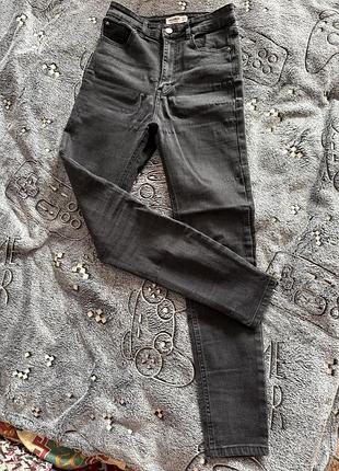 Чорні скінні джинси