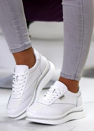 Кросівки  жіночі