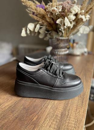 Шкіряні кросівки розмір 37 нові