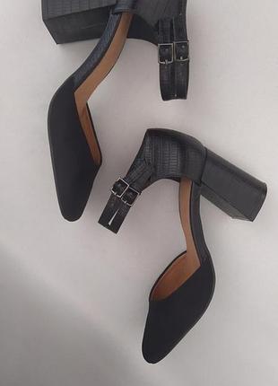 Босоніжки жіночі