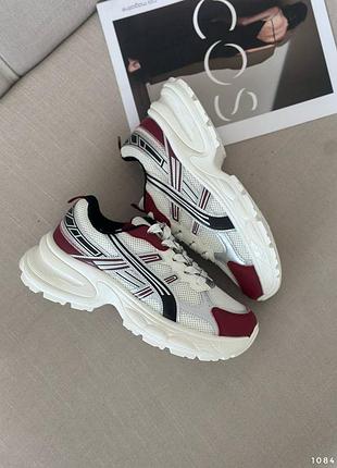 Повседневные белые кроссовки на платформе со вставками бургунди