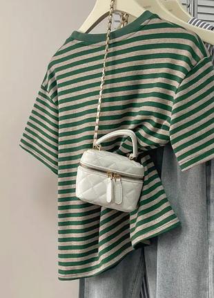 Футболка с полосками.