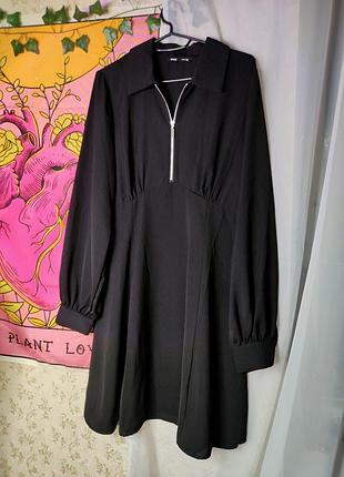 Чорна сукня з застібкою та комірцем