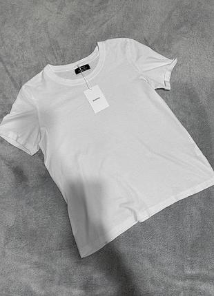 Біла базова футболка з 100 % бавовни. bershka