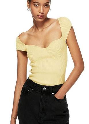 Красивий трикотажний топ кольору топленого масла s h&m