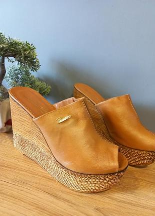 Красивые,фирменные,, кожаные, на танкетке шлепанцы, ржи цвета