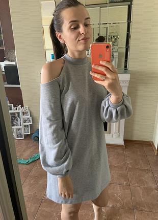 Платье с открытыми плечами