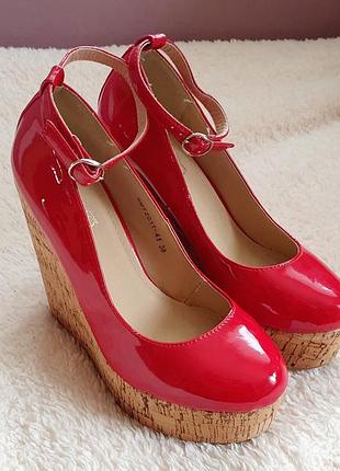 Червоні лаковані туфлі на платформі