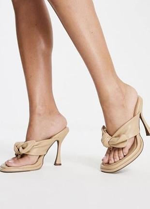 Бежеві босоніжки шльопанці вʼєтнамки river island prettylittlething з бантом на підборах 38 розмір
