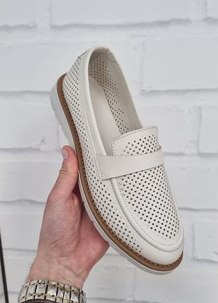 Бежевые лоферы с перфорацией