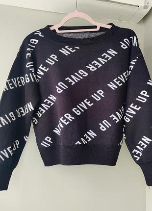 Черный объемный свитер с надписями