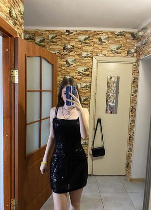 Вечірня сукня в паєтках