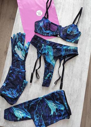 Еротичний комплект у космічний принт з рукавичками поясом панчохами