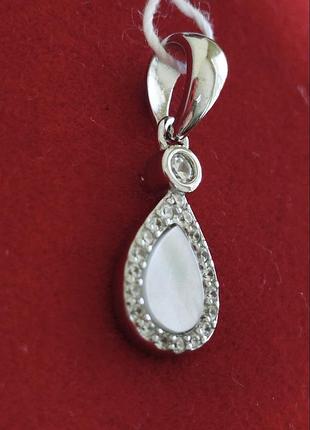 Серебряная подвеска капля с перламутром и фианитами.