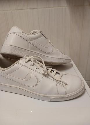 Кросівки nike book шкіряні eur 42.5, довжина устілки 27 см, у дуже хорошому стані.