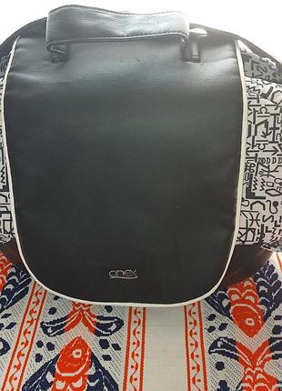 Сумка женская на длинном ремешке с жестким дном.