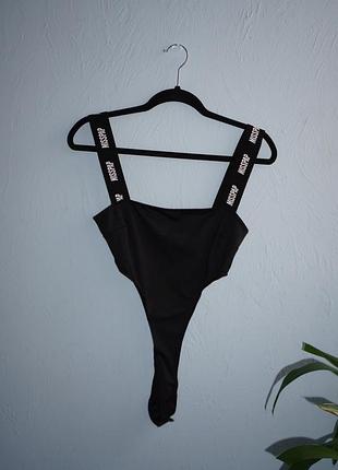 Отличный боди с монограммными бретелями missguided